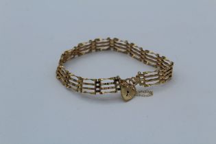 A 9ct gold gate bracelet with heart padlock, approximately 4.6gm