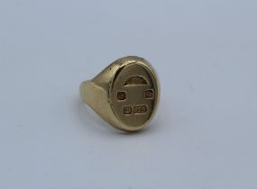 A 9ct gold hallmark feature signet ring, with a 1977 Birmingham hallmark, size T. Weight 19.2gm