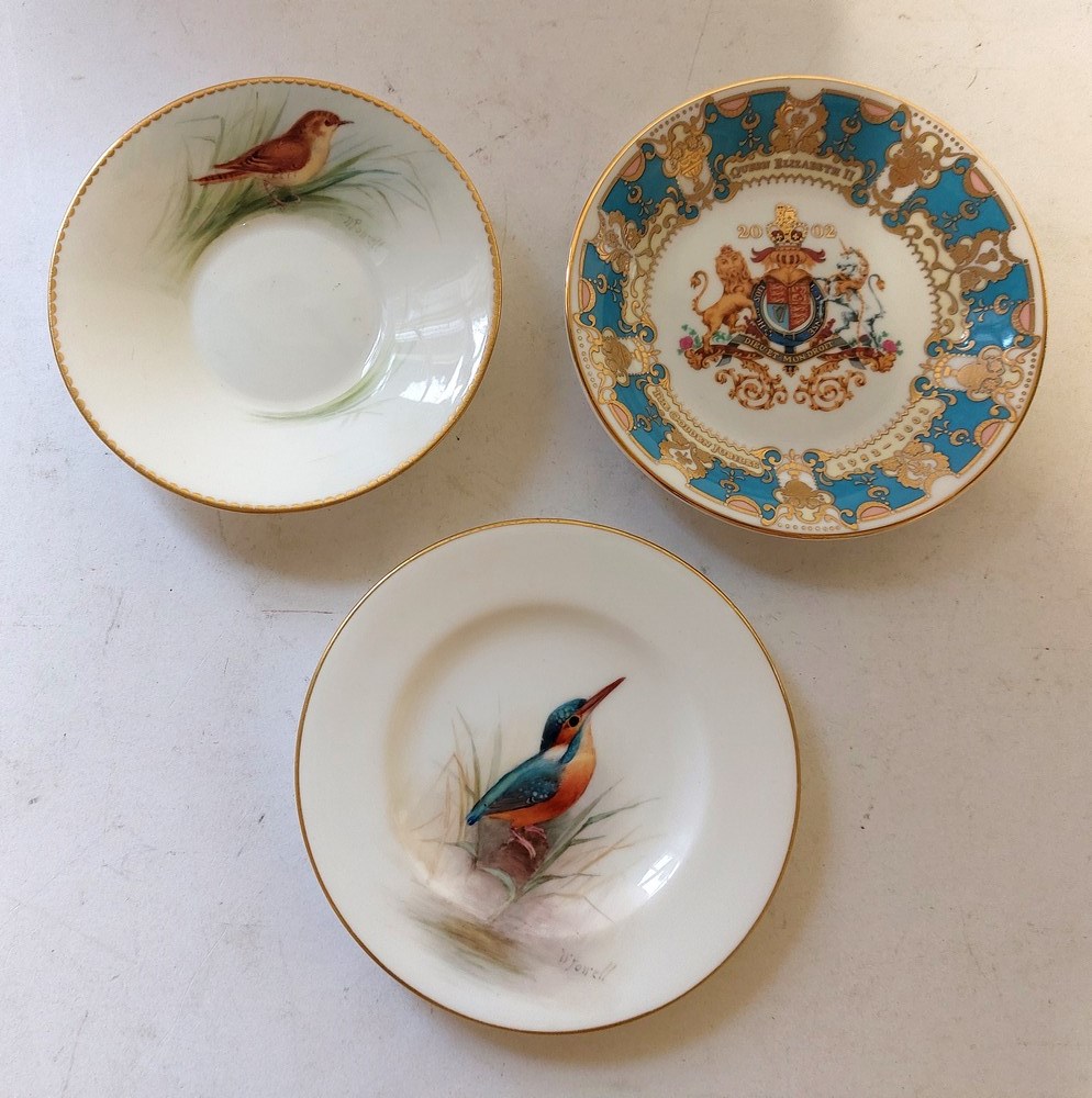 A collection of 9 small cabinet plates, side plates and trinket saucers by Royal Worcester, with - Image 5 of 6