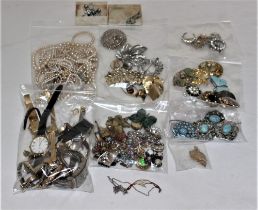 A collection of costume jewellery to include a number of brooches. To include examples by Sphinx,