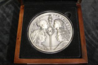 The Diamond Jubilee Monarchs Super Crown Limited Edition to 999 coins. Boxed with Certificate of