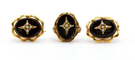 A Victorian onyx and pearl 9ct gold ring, comprising an concave oval onyx set to the centre with a