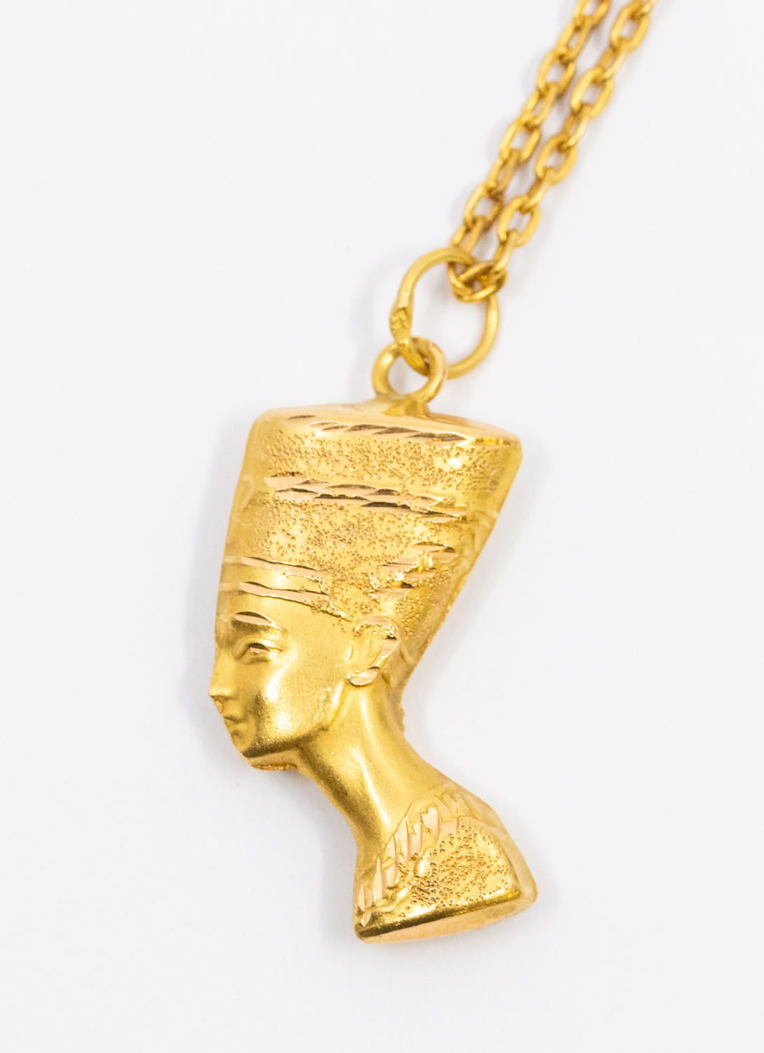 An Egyptian gold pendant in the form of Nefertiti, Egyptian gold mark for 18ct, weight approx 2.6gms - Bild 2 aus 2