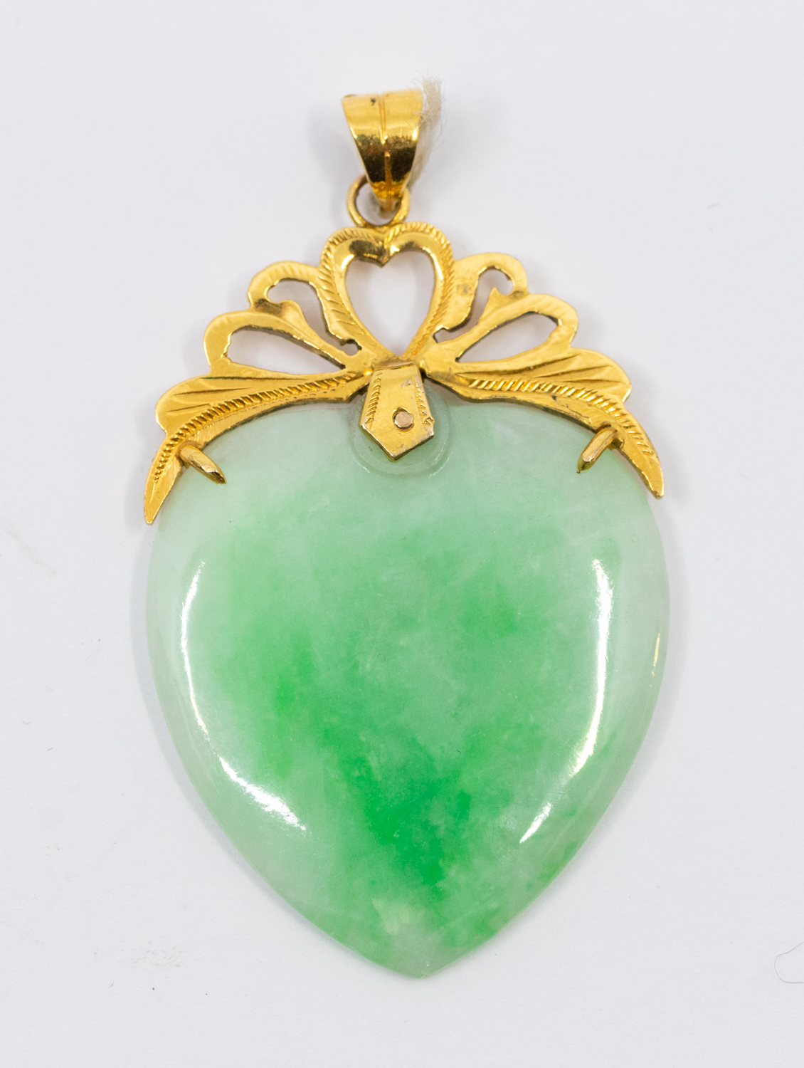 A collection of Chinese jade jewellery to include a Huaigu pendant with pierced gold Chinse - Bild 3 aus 5