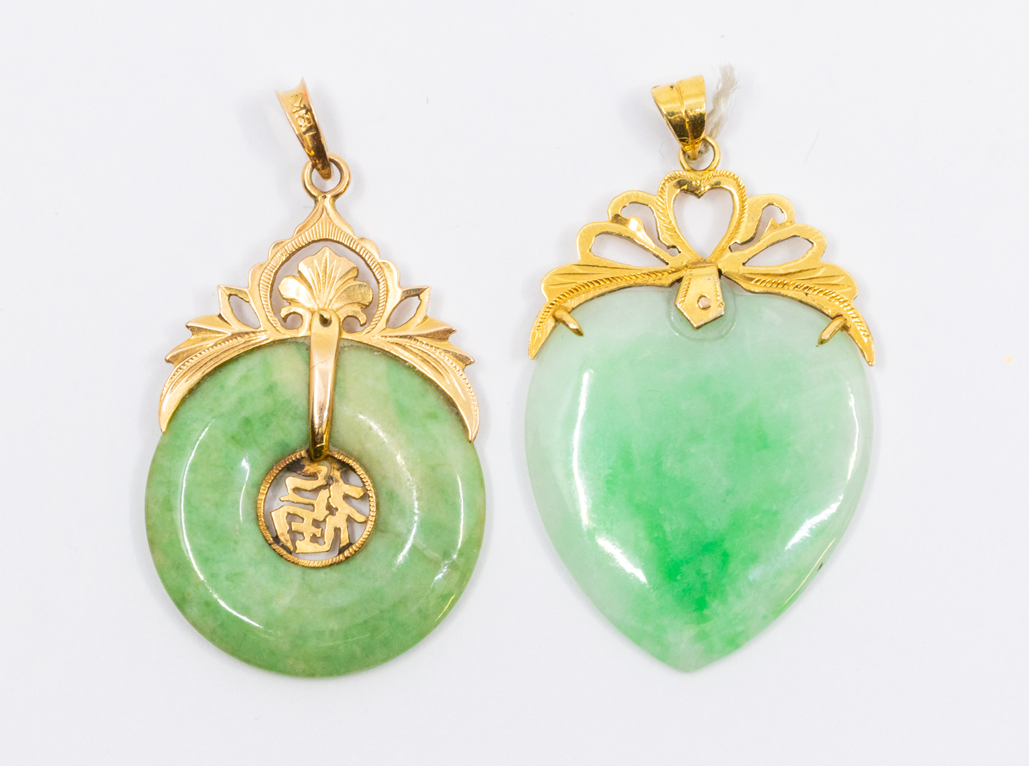 A collection of Chinese jade jewellery to include a Huaigu pendant with pierced gold Chinse - Bild 5 aus 5