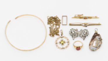 A collection of jewellery to include a 15ct gold citrine and mother of pearl bar brooch, length