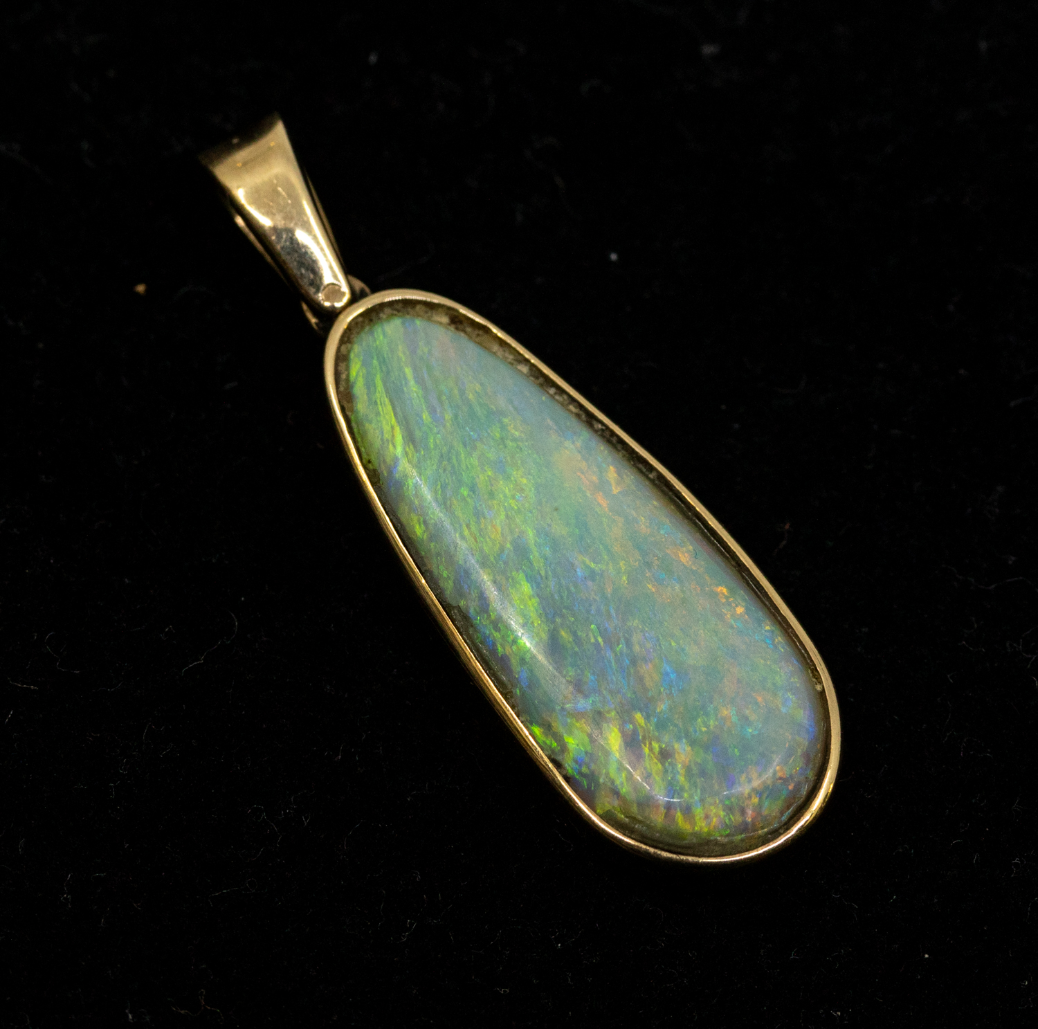 An opal and 9ct gold pendant, comprising a pear shaped elongated white opal, approx 26 x 10mm, green - Bild 2 aus 3