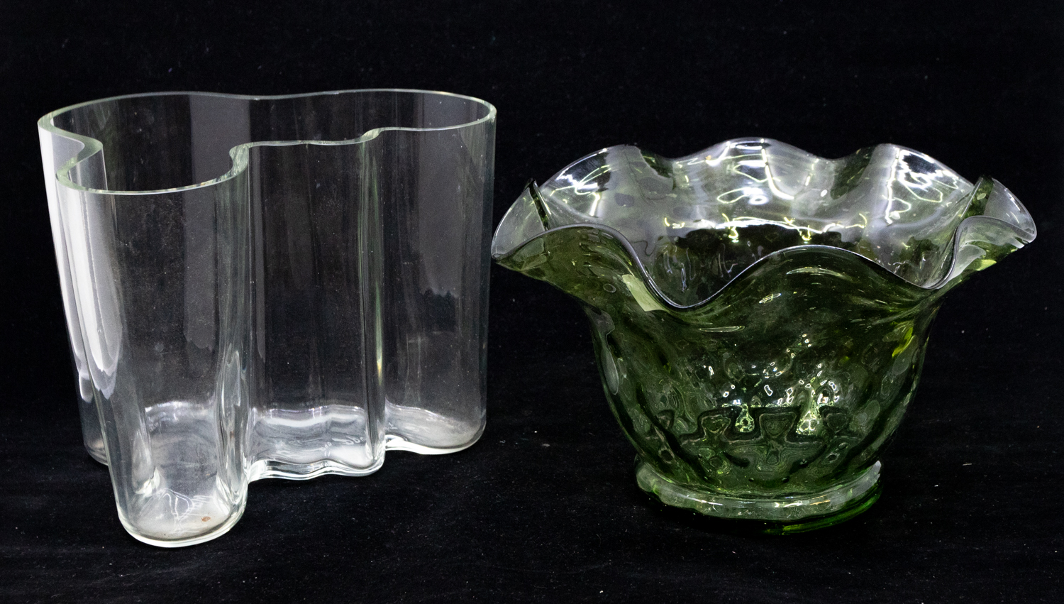 Alvar Aalto Glass - A late 20th Century abstract clear glass bowl, signed mark to base and also - Bild 2 aus 5