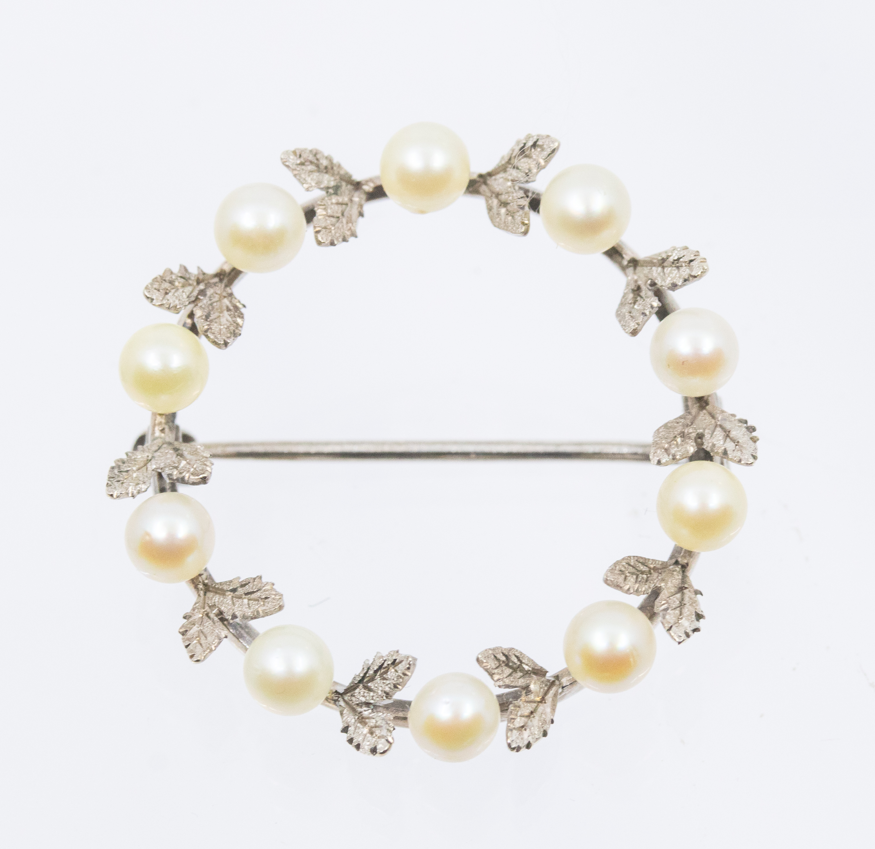 A pearl and white metal garland brooch, set with small cultured pearls and leaf decoration, diameter - Bild 2 aus 2