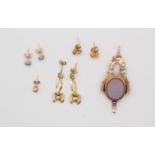 A collection of 9ct gold jewellery to include a bloodstone and carnelian swivel watch key, length