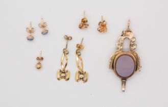 A collection of 9ct gold jewellery to include a bloodstone and carnelian swivel watch key, length