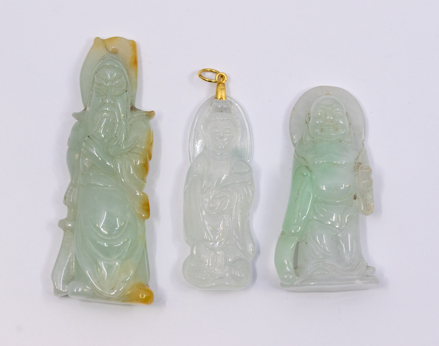 A collection of jadeite type items to include a carved pendant suspended from a two tone chain, - Bild 2 aus 2
