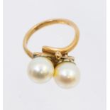 A cultured pearl and 9ct gold ring, comprising two round cultured pearls, each approx 7mm, top a