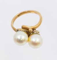 A cultured pearl and 9ct gold ring, comprising two round cultured pearls, each approx 7mm, top a