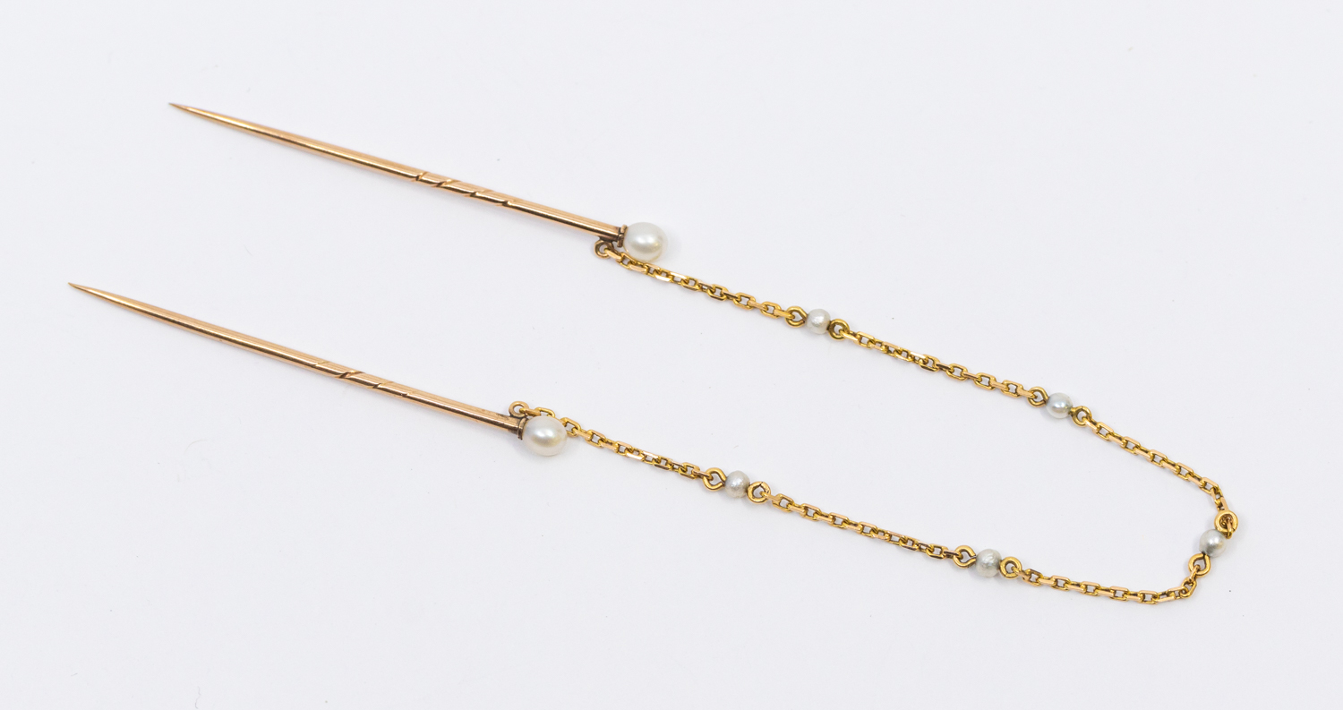A double stick pin pearl set in 9ct gold, the pins with pearl set terminals connected by a fine - Bild 2 aus 2
