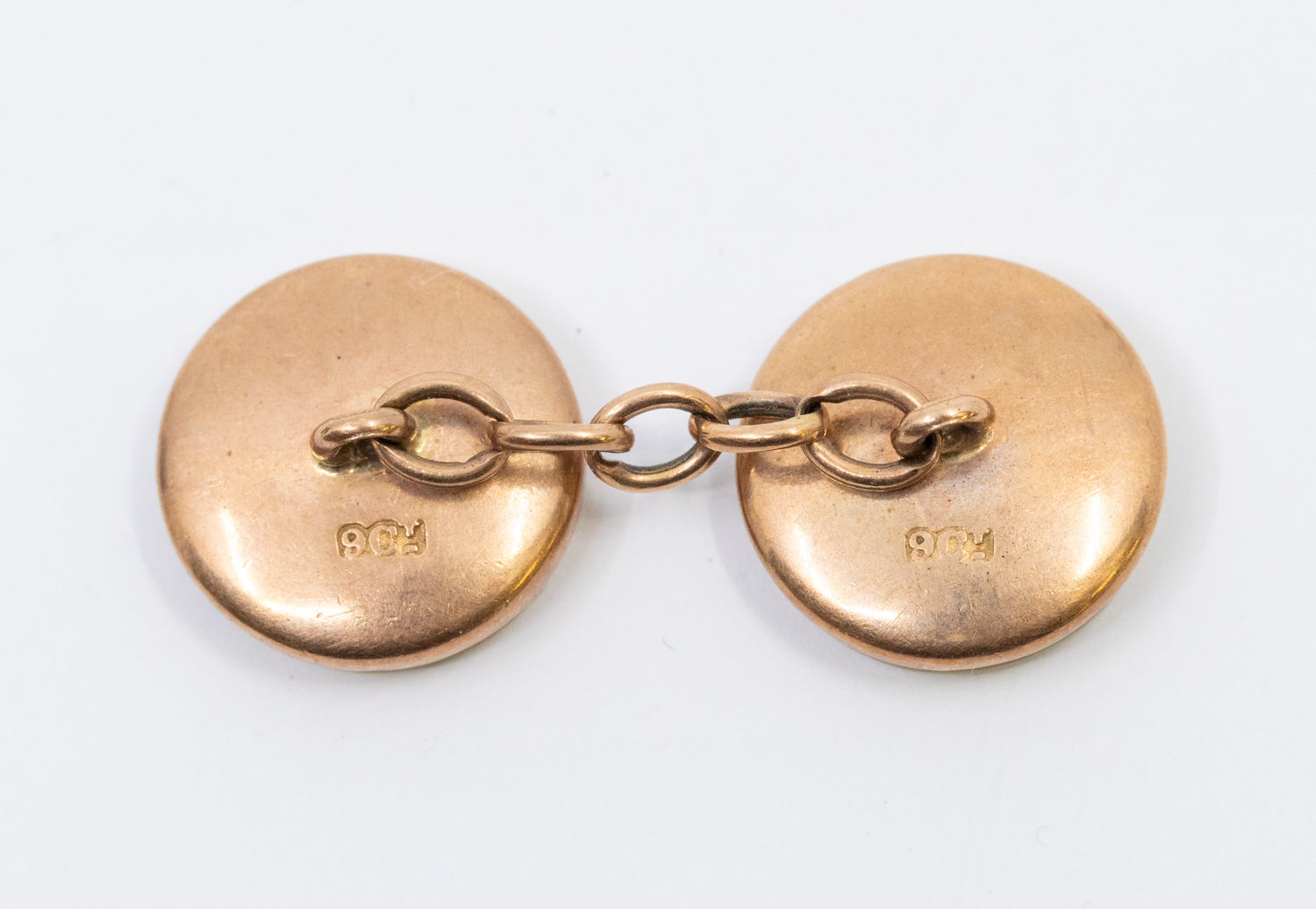 A pair of early 20th century 9ct gold and mother of pearl chain link cufflinks, comprising - Bild 3 aus 3