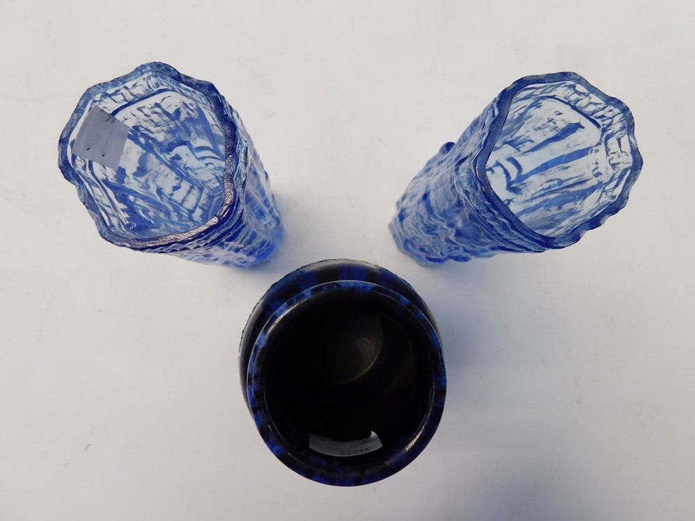 A pair of possibly Ravenhead blue glass bark vases of cylindrical form (textured effect), each - Bild 2 aus 2