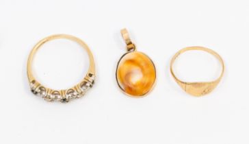 A collection of gold jewellery to include a 14ct gold Operculum pendant, total gross weight approx