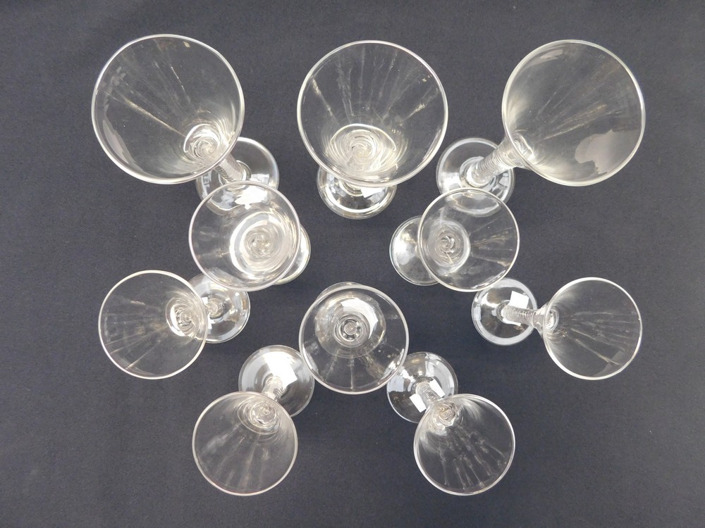 Ten Georgian style air twist stem wine glasses, with trumpet bowls. - Bild 2 aus 2