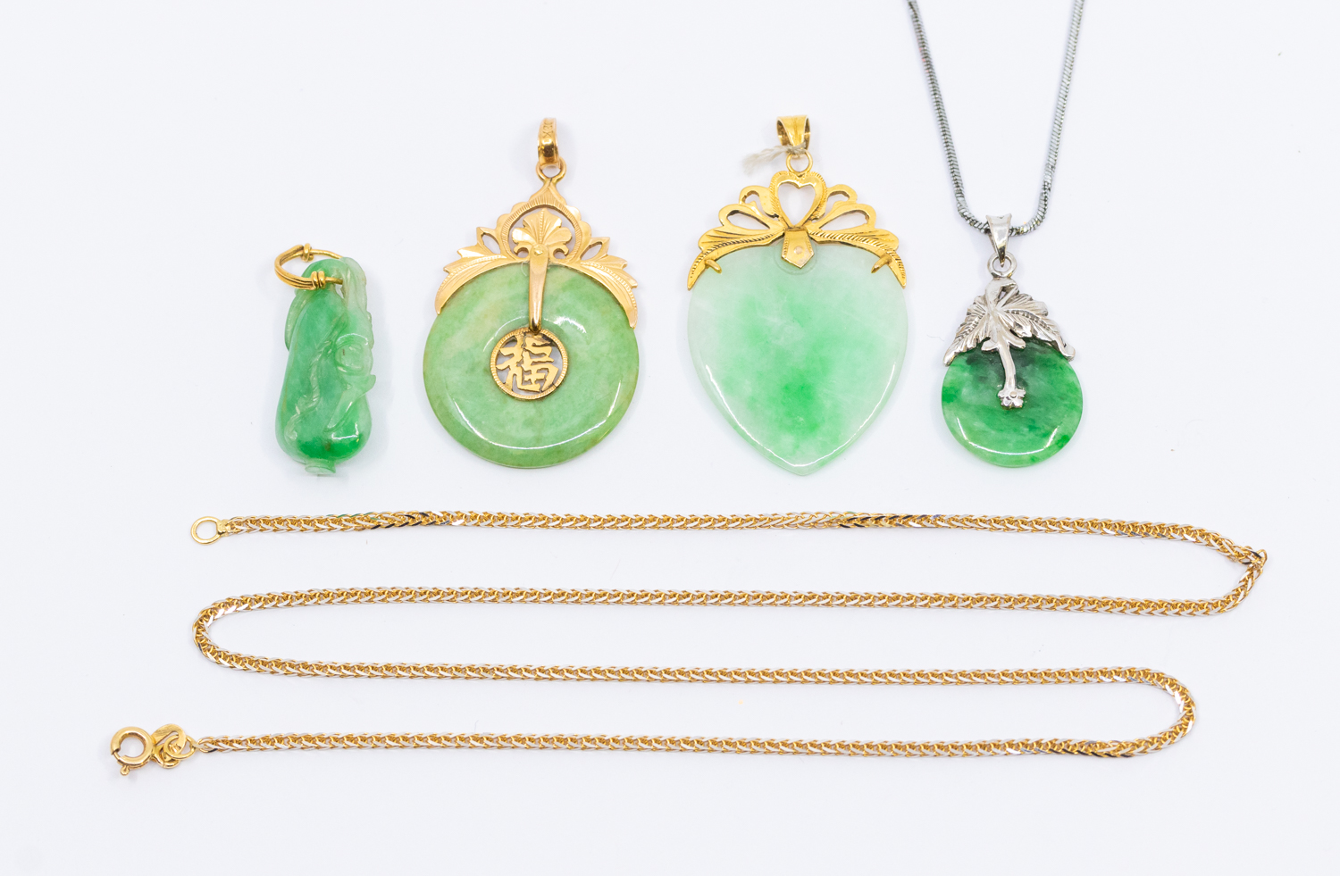 A collection of Chinese jade jewellery to include a Huaigu pendant with pierced gold Chinse - Bild 4 aus 5
