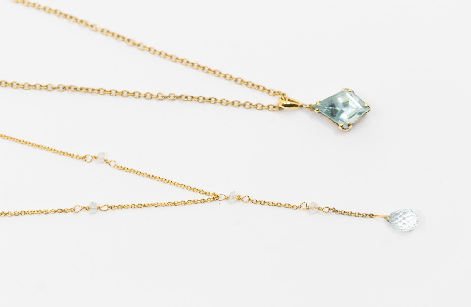 An aquamarine and 18ct gold drop necklace, comprising a fine gold chain set with two small - Bild 2 aus 4