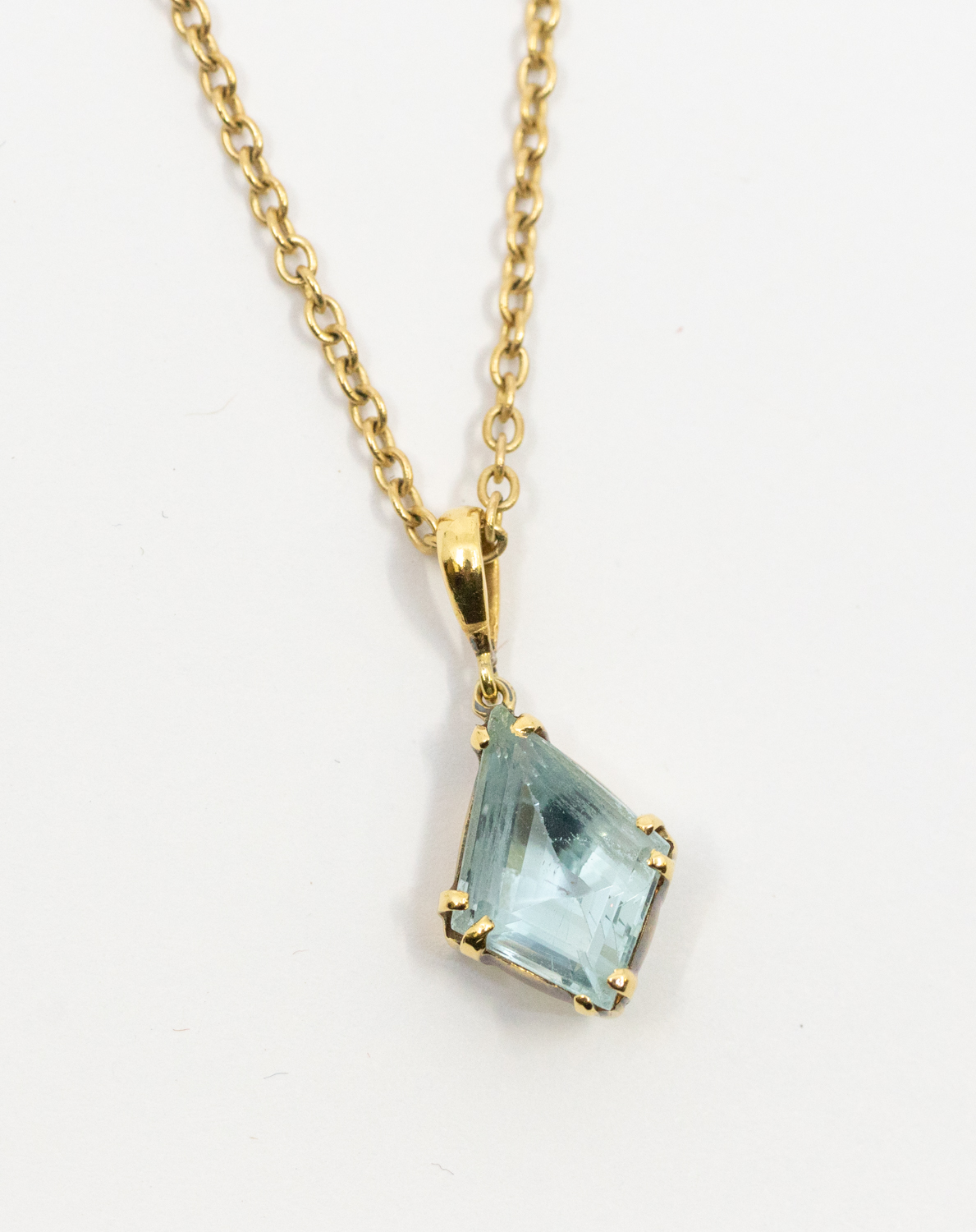 An aquamarine and 18ct gold drop necklace, comprising a fine gold chain set with two small - Bild 3 aus 4