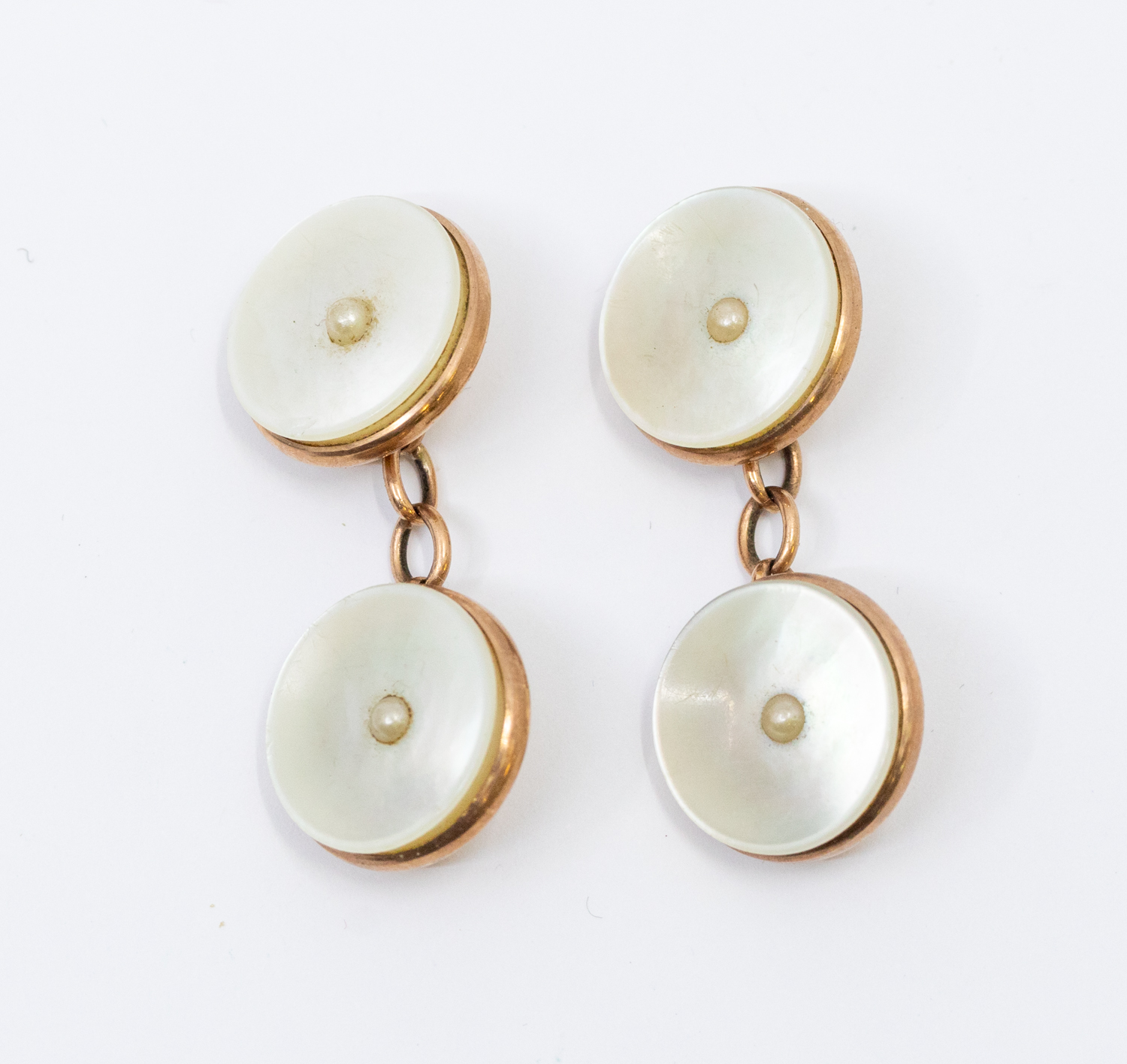 A pair of early 20th century 9ct gold and mother of pearl chain link cufflinks, comprising - Bild 2 aus 3