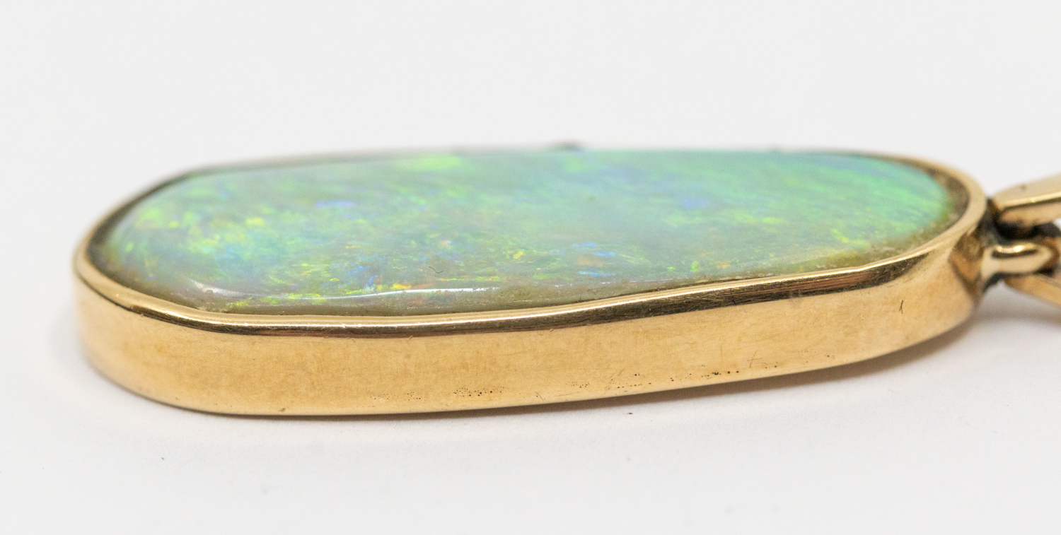 An opal and 9ct gold pendant, comprising a pear shaped elongated white opal, approx 26 x 10mm, green - Bild 3 aus 3