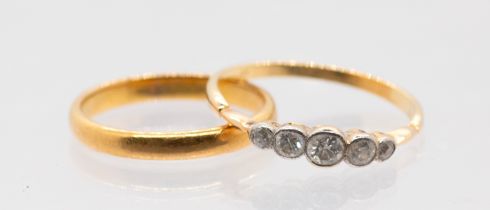 An Edwardian diamond set five stone 18ct gold ring, comprising collet set graduated old cut