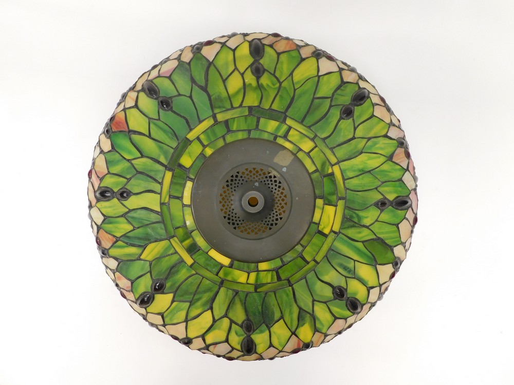 A late 20th/early 21st century Tiffany style large lamp shade with dragon fly detail to the coloured - Bild 2 aus 2