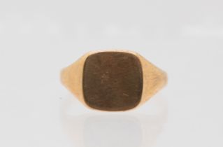 A 9ct gold gents signet ring, engraved decoration to cushion top, approx 14mm, size U1/2, total