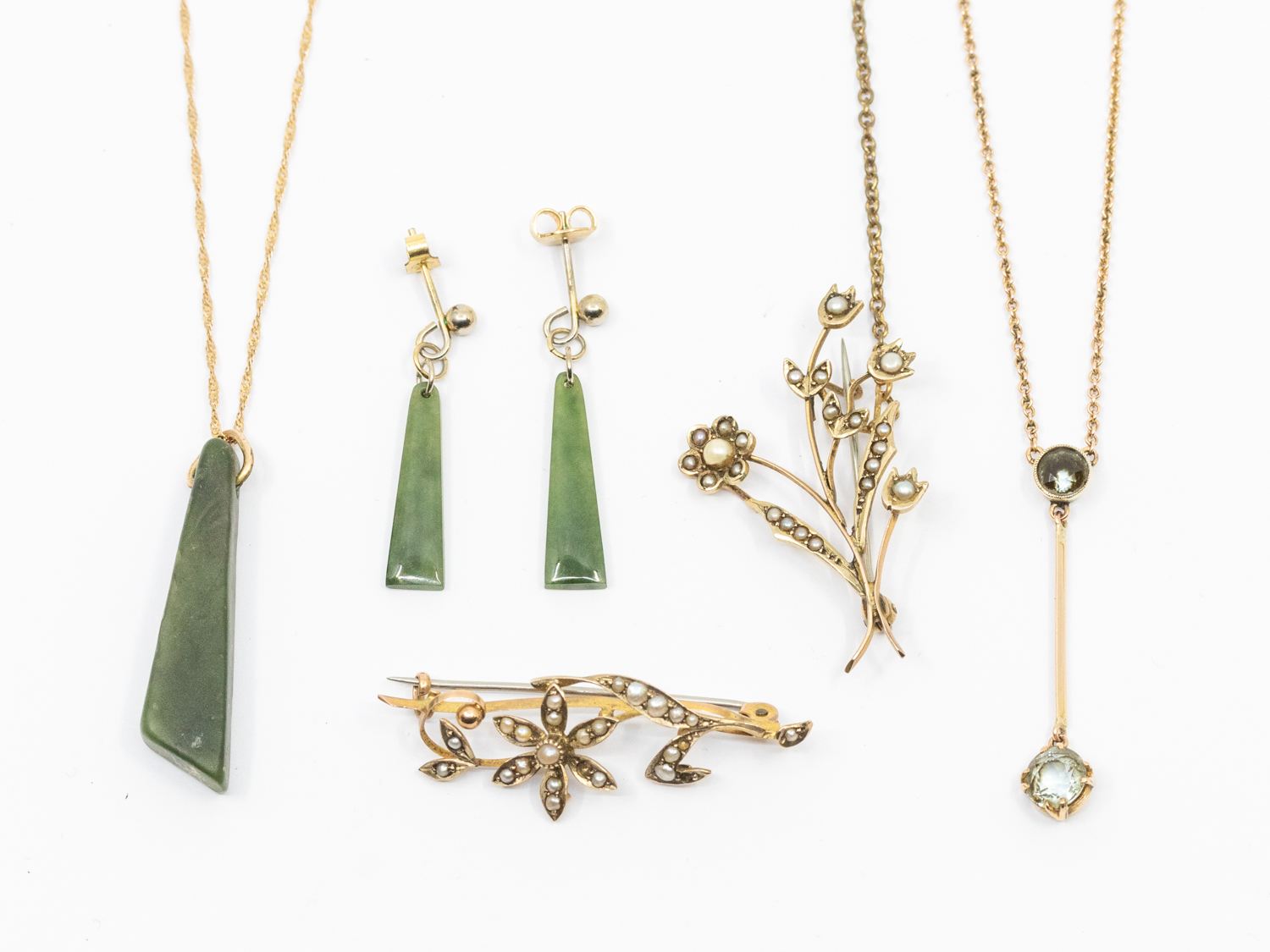 A collection of jewellery to include an early 20th century aquamarine set drop necklace in