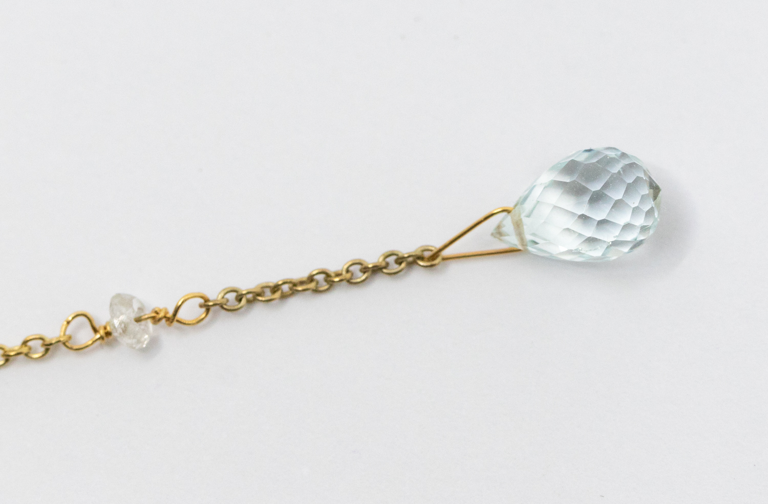An aquamarine and 18ct gold drop necklace, comprising a fine gold chain set with two small - Bild 4 aus 4