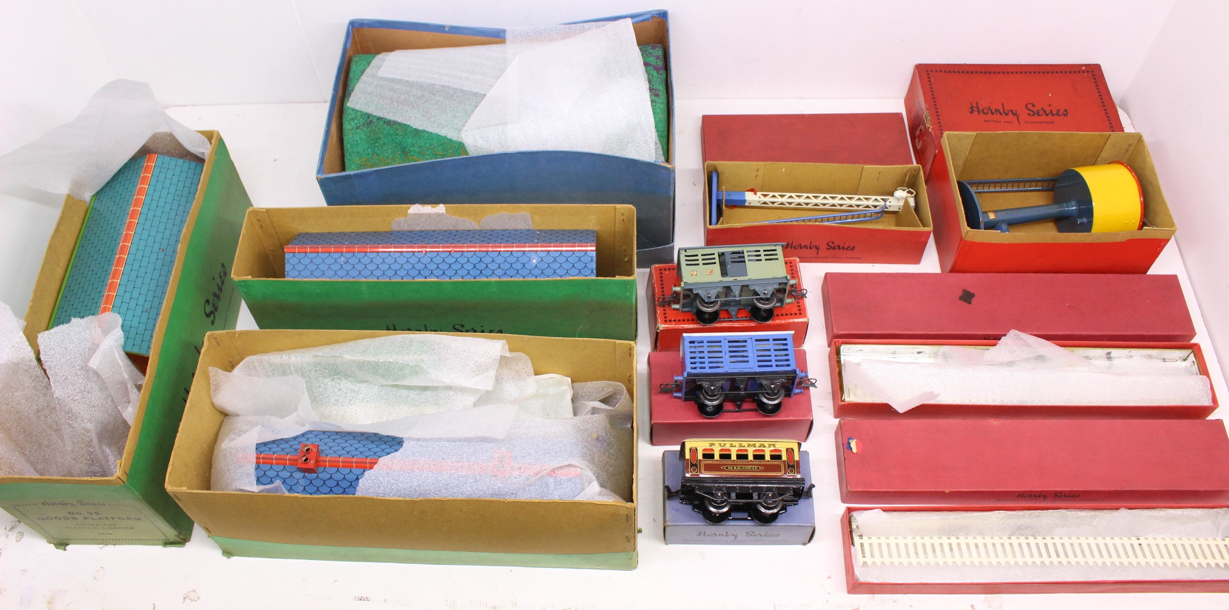 Hornby: A collection of assorted Hornby O Gauge boxed and unboxed accessories to include: No. 2 - Image 4 of 4