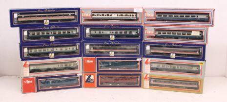 Lima: A collection of fifteen boxed Lima coaches. Contents appear to be in a very good condition.