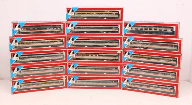 Lima: A collection of sixteen boxed Lima coaches. Contents appear to be in a very good condition.