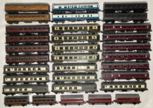 N Gauge: A collection of assorted unboxed N Gauge coaches including Pullman examples. Various