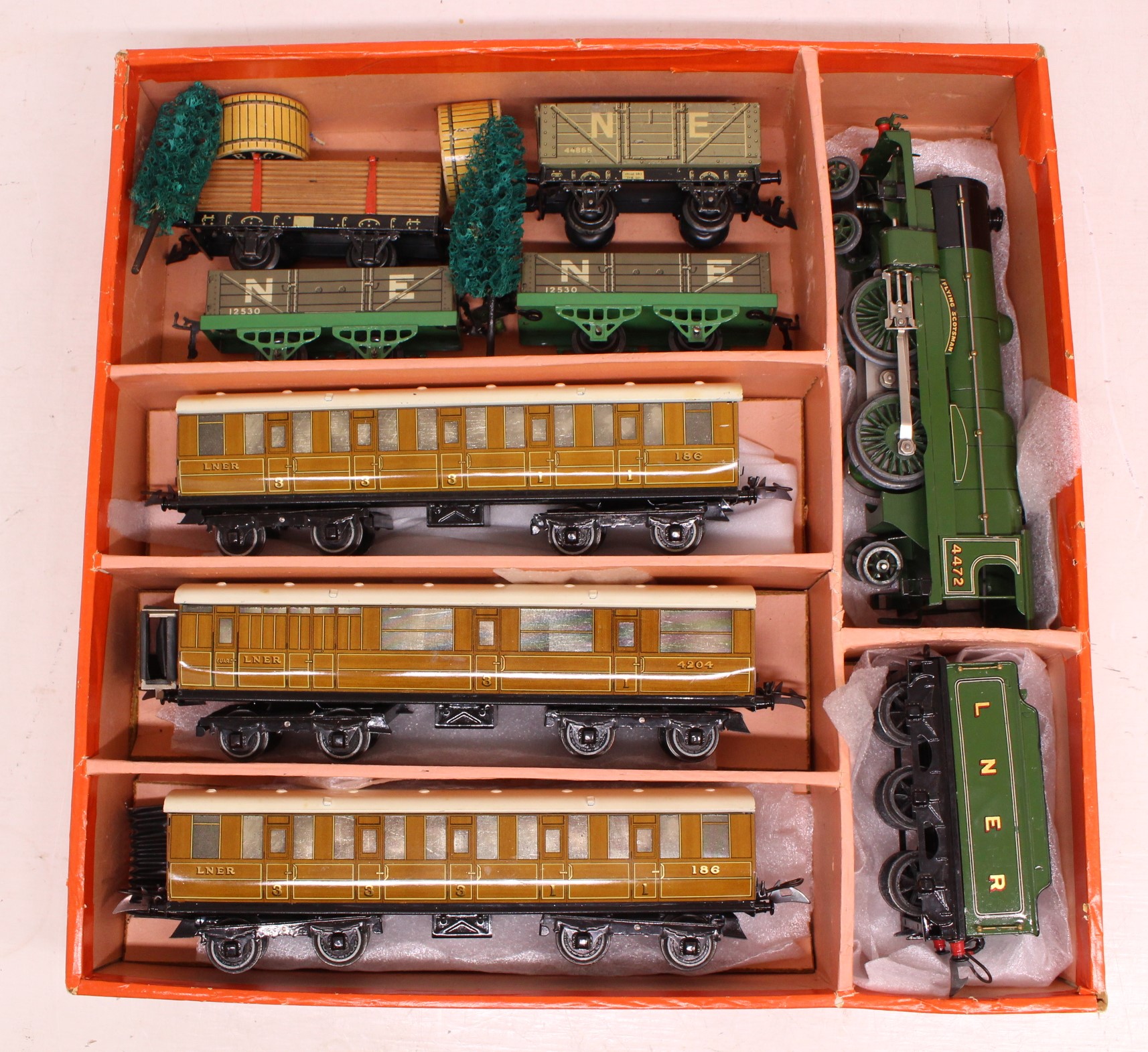 Hornby: A boxed Hornby Train, O Gauge, 20-Volt Electric E320 Electric Passenger Set, TS2435; - Image 2 of 4