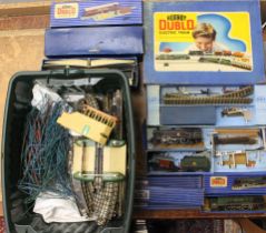 Hornby: A collection of assorted Hornby Dublo to include: boxed set with 80054 locomotive, Duchess