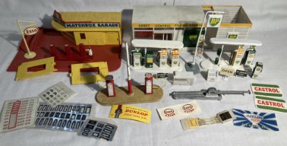 Diecast: A collection of assorted diecast vehicles to include: Matchbox Garage with diecast pumps