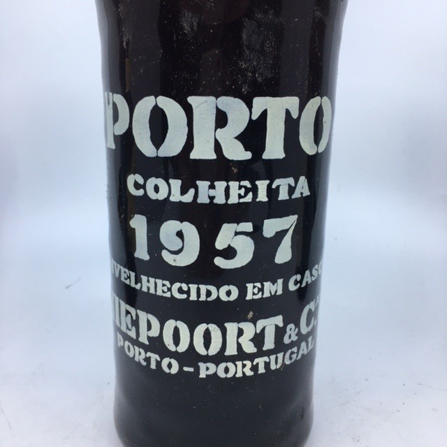 1 bottle of extremely rare 1957 Colheita Niepoort port. Level top of shoulder, seal in good - Image 3 of 6