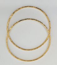 A pair of 18ct. gold bangles, import hallmarks for London 1980, external diameter 6.35cm. (total