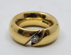 A Niessing 18ct. yellow gold diamond tension ring, set single round brilliant-cut diamond (EDW 0.