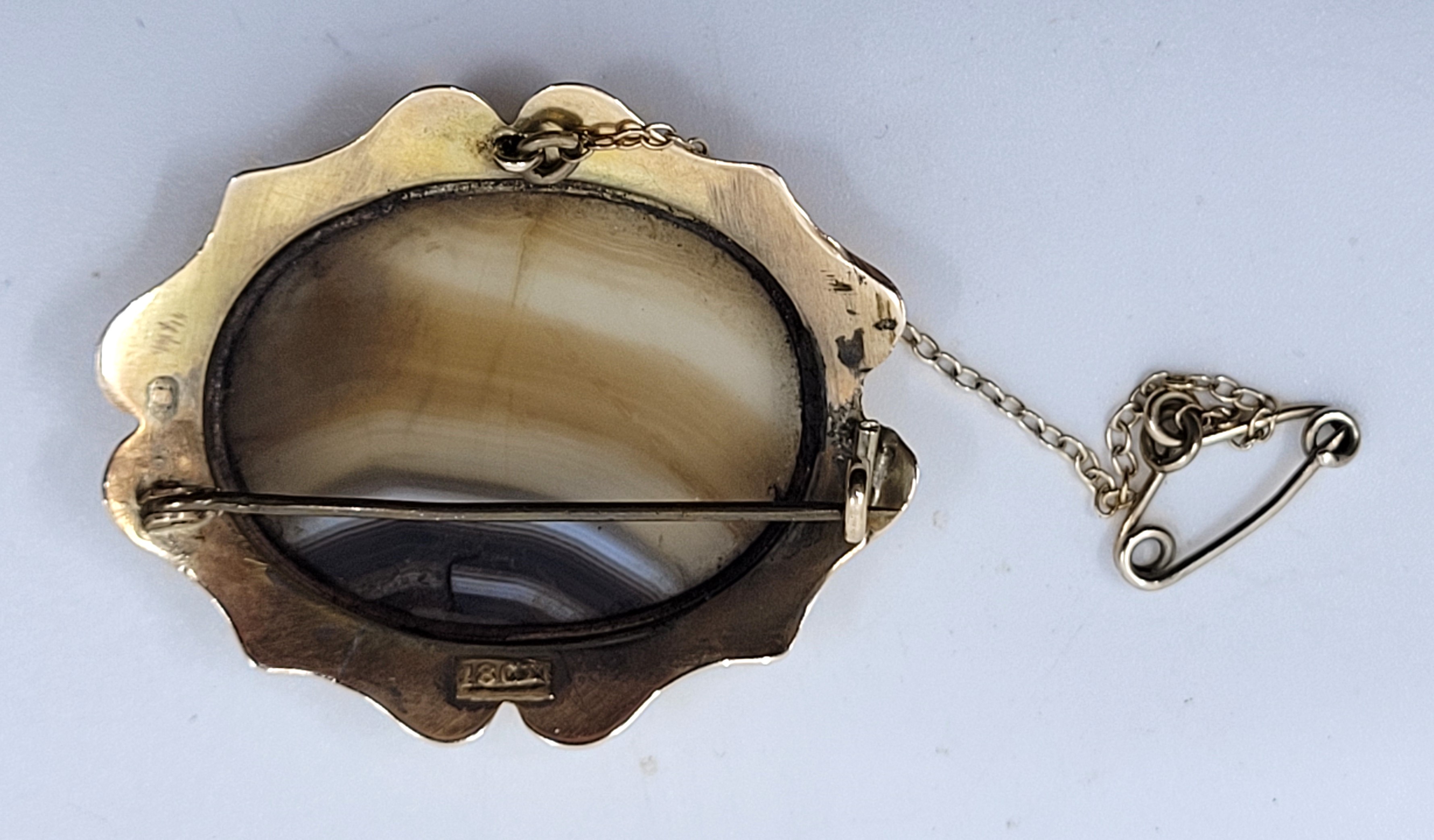 An 18ct. gold mounted agate brooch, set banded oval agate to centre, length 38mm. (gross weight 8. - Image 3 of 3
