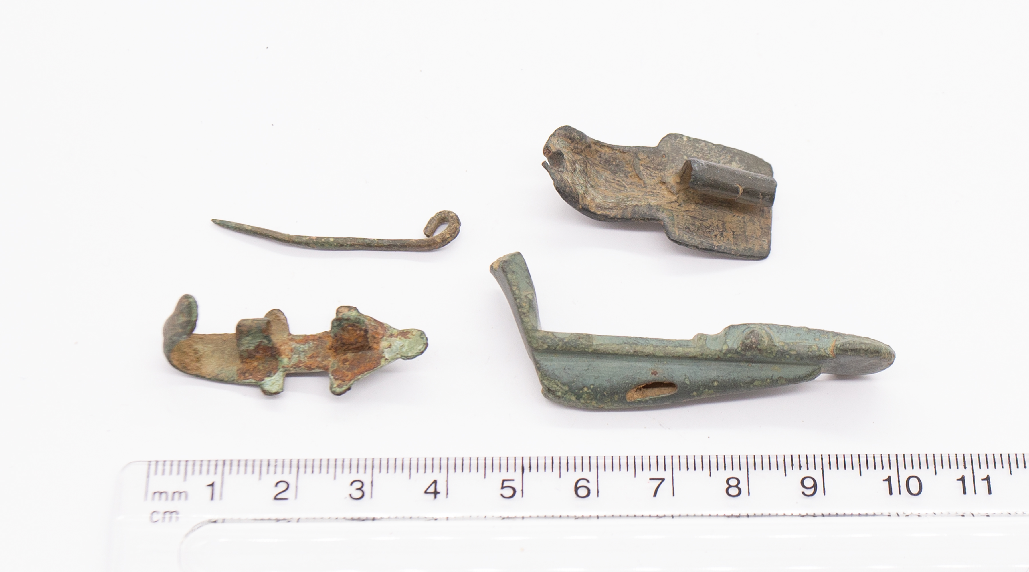 Saxon copper alloy Brooch group. Circa 6th-8th century. Selection containing a broken equal arm - Bild 2 aus 4