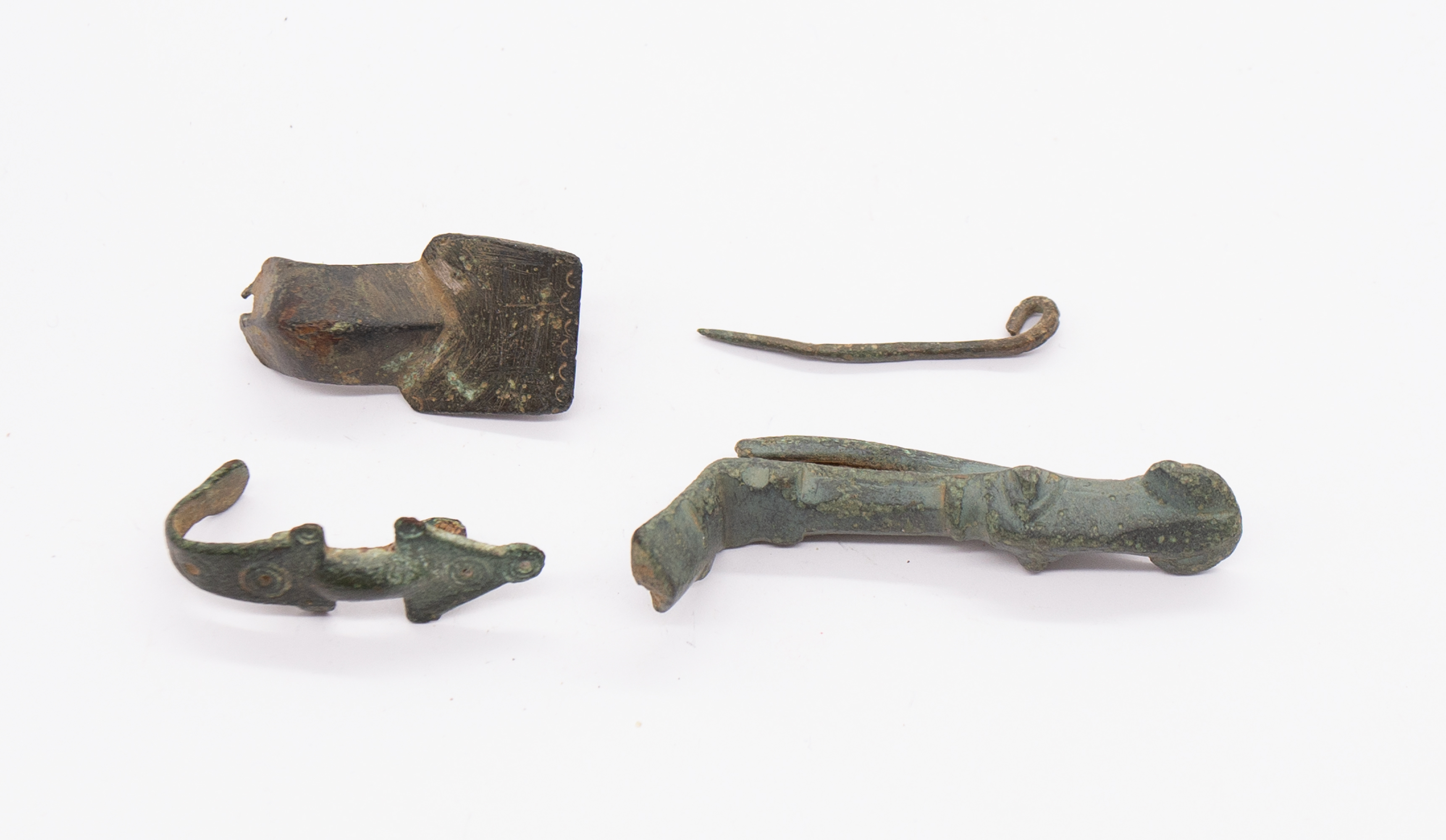 Saxon copper alloy Brooch group. Circa 6th-8th century. Selection containing a broken equal arm - Bild 4 aus 4