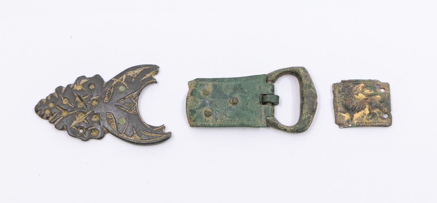 60Mixed lot containing a medieval buckle+plate. The buckle plate has a beautiful deep green patina - Bild 2 aus 3