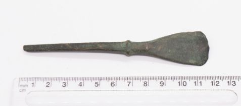 Late Bronze age complete tanged chisel dating to c. 1000-800 BC. It is in good condition and