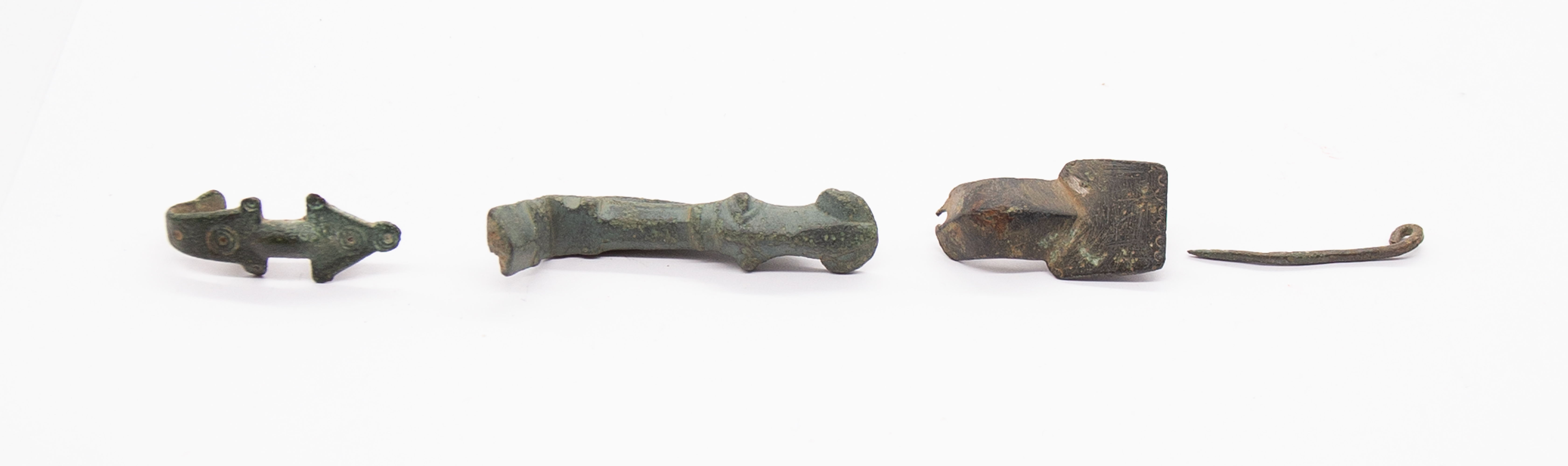 Saxon copper alloy Brooch group. Circa 6th-8th century. Selection containing a broken equal arm - Bild 3 aus 4