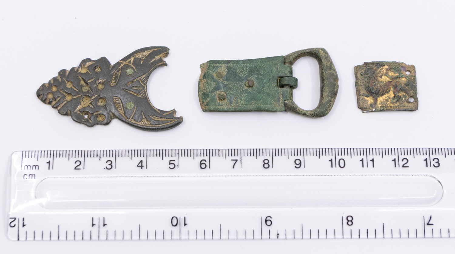60Mixed lot containing a medieval buckle+plate. The buckle plate has a beautiful deep green patina